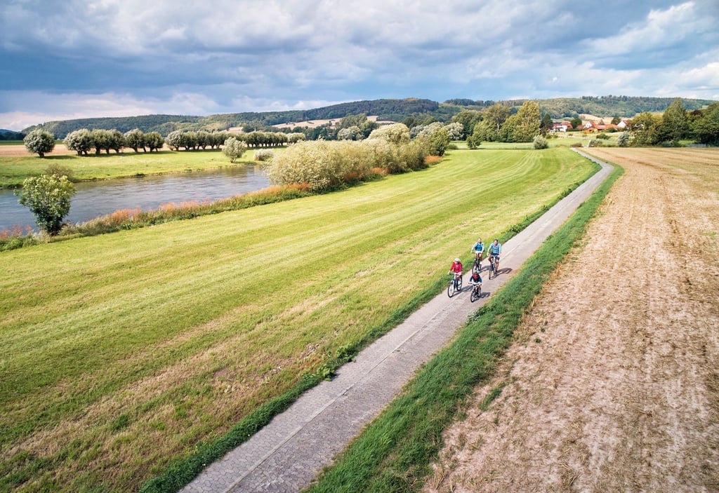 Der Weser-Radweg führt über mehr als 500 Kilometer vom Weserbergland zur Nordsee und ist laut der ADFC-Radreiseanalyse erneut der beliebteste deutsche Radfernweg.