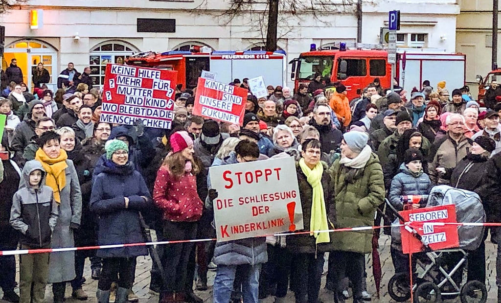 Auf Plakaten und Schildern brachten die Zeitzer auf dem Altmarkt ihren Protest gegen Schließungsabsichten im Klinikum zum Ausdruck.