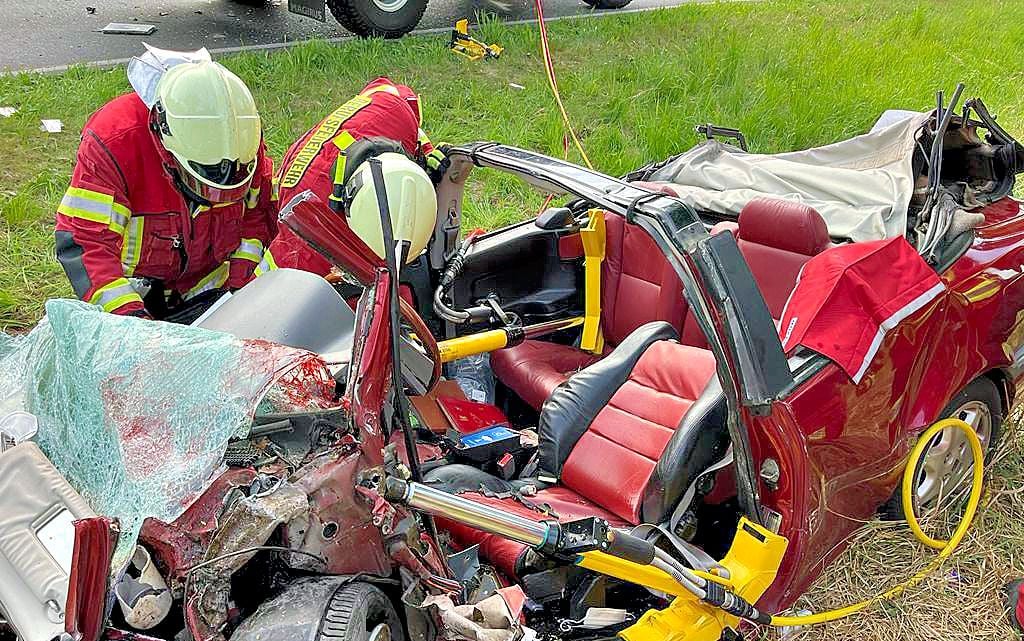 Bei einem schweren Unfall am 11. Mai musste dieses Fahrzeug zur Bergung des Fahrers auseinandergeschnitten werden. Doch die Hilfe kam zu spät.