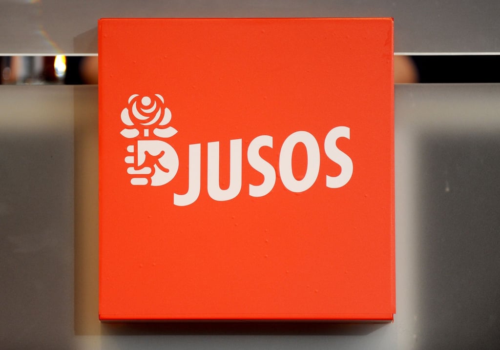 Blick auf das Logo der Jusos auf einem Bundeskongreß.