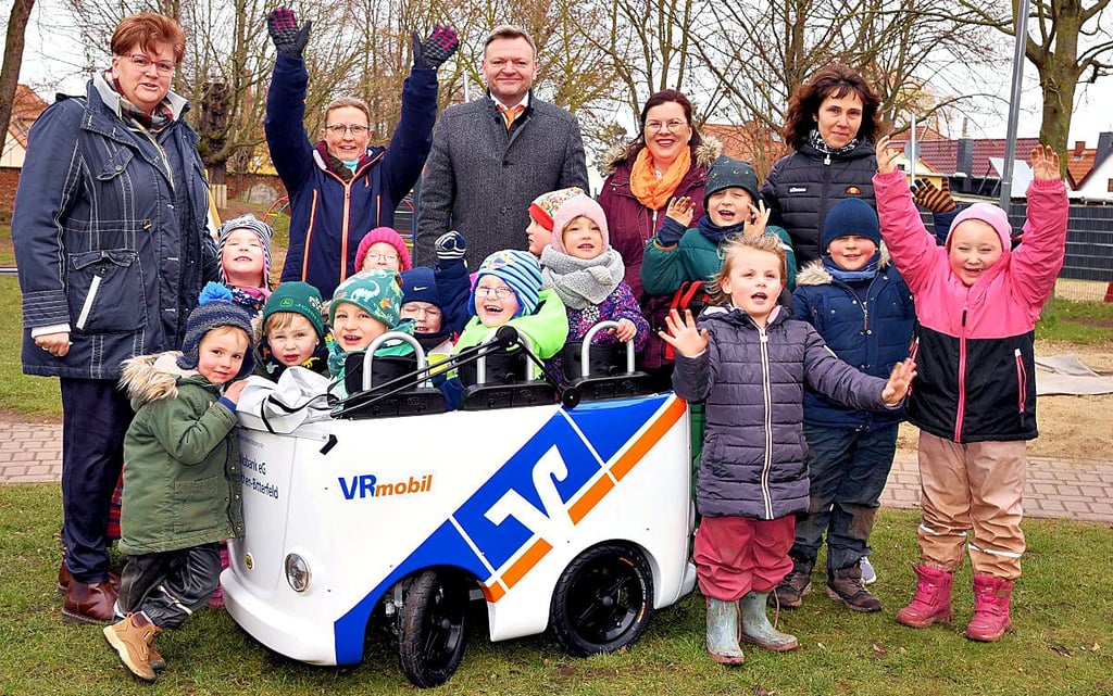 Kinder und Erzieher der Kita „Pittiplatsch“ mit dem Kinderbus