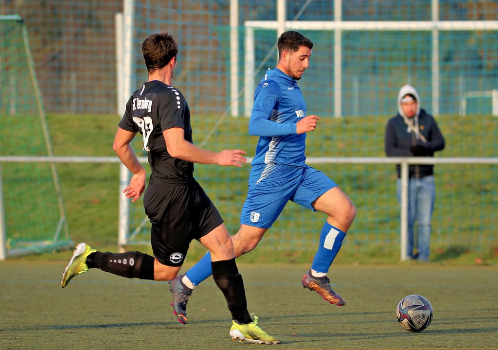 Steuerte bislang in sechs Partien sieben Treffer und zwei Vorlagen für den 1. FC Magdeburg II bei: Firas Romdhane (r.), hier gegen Bernburgs Alexandros Spyridonidis.
