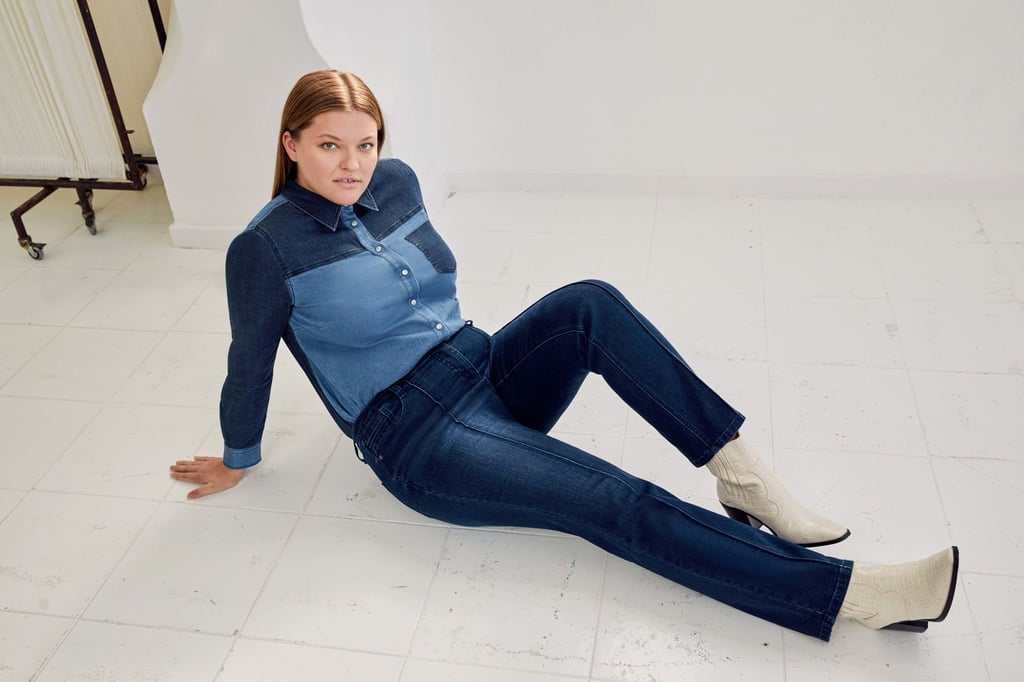 Angesagter Jeansmix: Unterschiedliche Waschungen werden in einem Kleidungsstück kombiniert. Hier ein Beispiel von Sheego (Jeans ca. 80 Euro, Jeansbluse ca. 70 Euro).