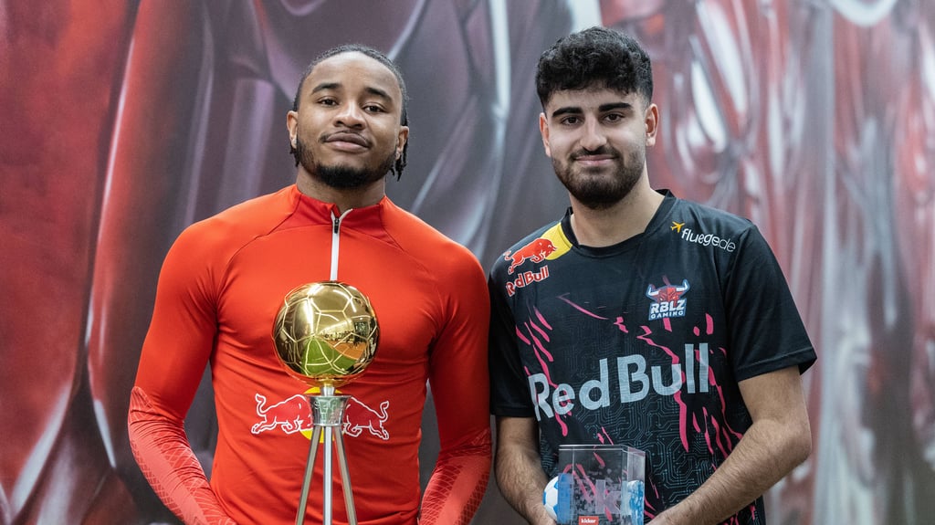 Umut Gültekin (r.) und Christopher Nkunku mit ihren Trophäen.