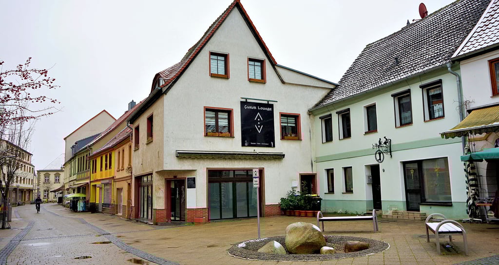 Den Leerstand in der ehemaligen „Süßen Ecke“ bedauern viele Wolmirstedter, besonders, weil das ehemalige Café sehr zentral liegt. Nun haben sich Unternehmer zusammengetan und wollen eine Begegnungsstätte etablieren, in der auch die SBB-Basketballer präsent sind.