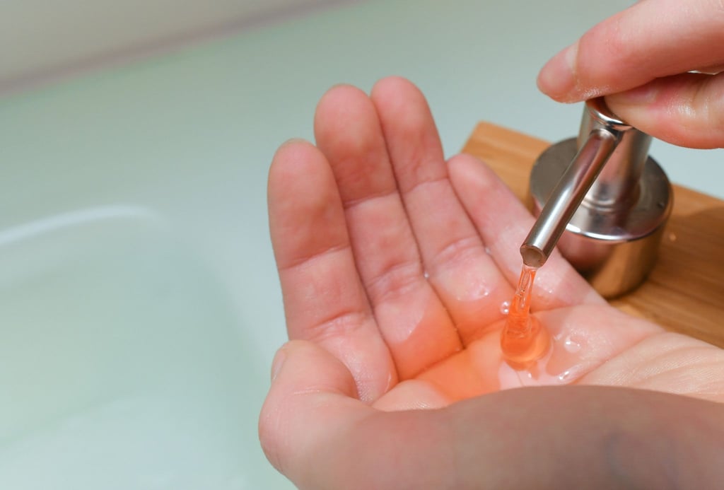 Wer Plastikmüll einsparen will, kann flüssige Handseifen auch im Nachfüllpack kaufen.