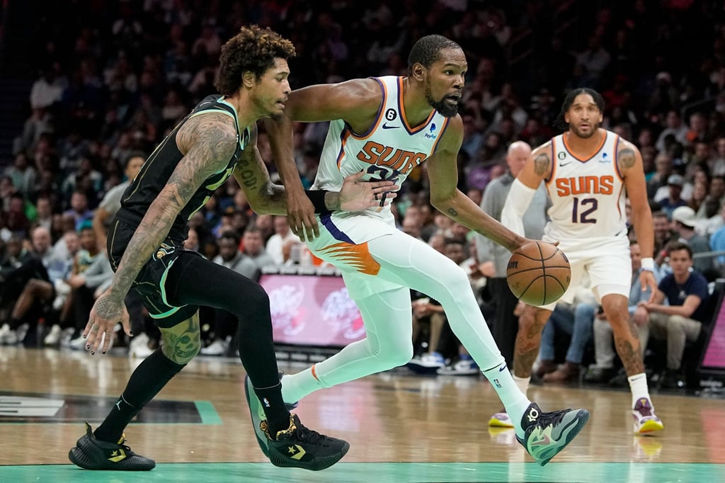 Phoenix Suns-Forward Kevin Durant (2.v.l) ist wieder verletzt.