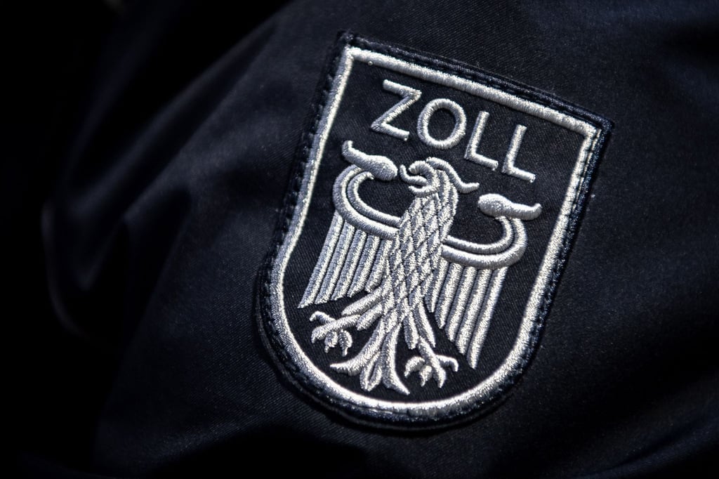 Das Zoll Abzeichen auf der Uniform eines Beamten.