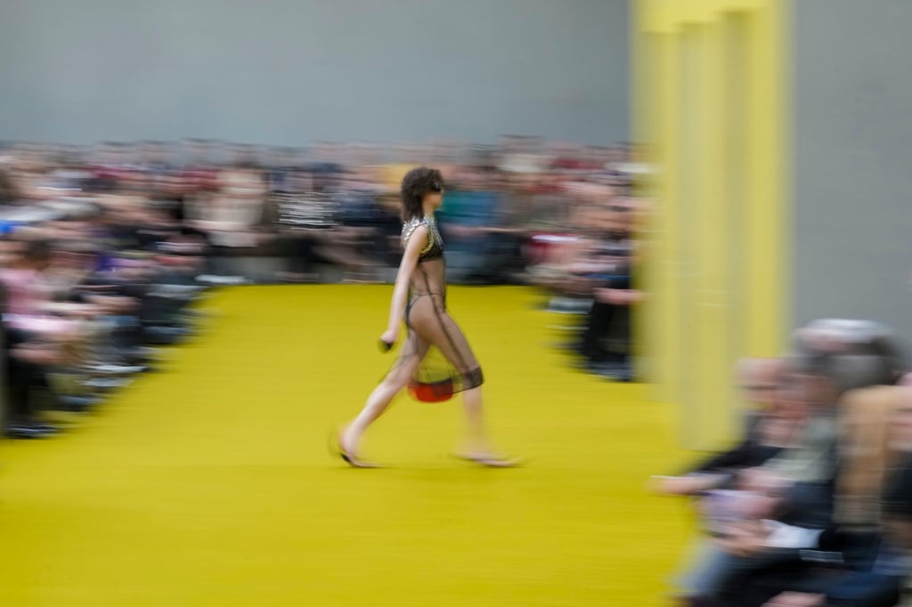 Zu Guccis Herbst-Winter-Kollektion 2023-24 gehört auch ein durchsichtiges Lingerie-Kleid.