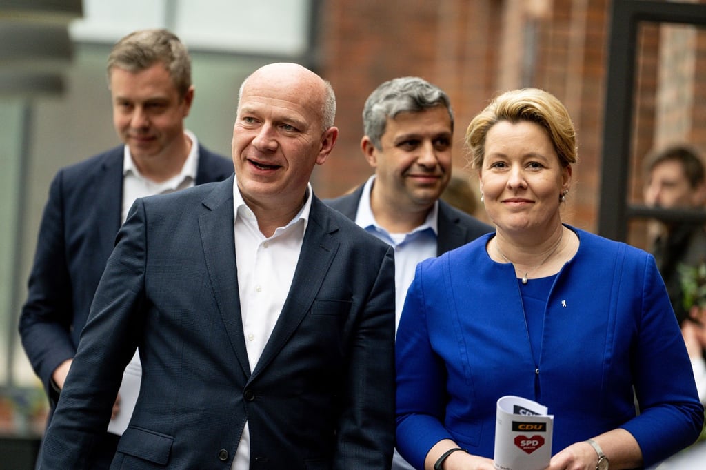 Kai Wegner (CDU) (2.v.l), Vorsitzender und Franziska Giffey (SPD) (r), Bürgermeisterin, lächeln.
