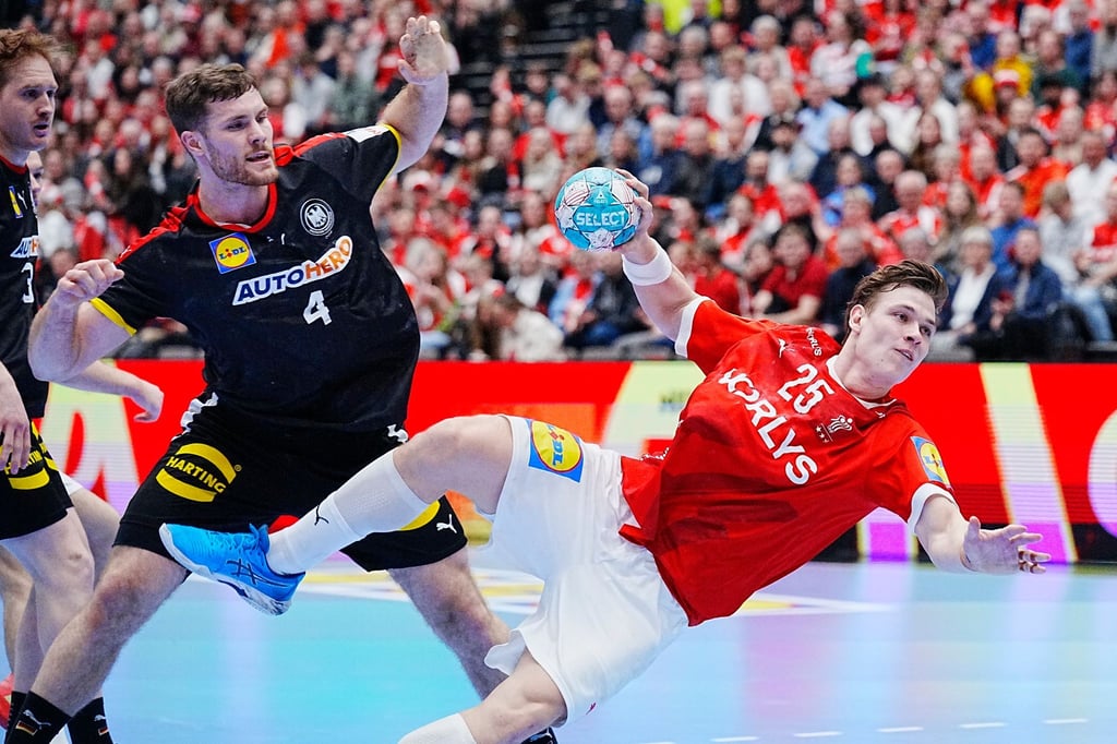 Dänemark besiegte das Deutsche Team um Kapitän Johannes Golla (l.) klar. Hier im Duell mit dem Dänen Lukas Jorgensen.