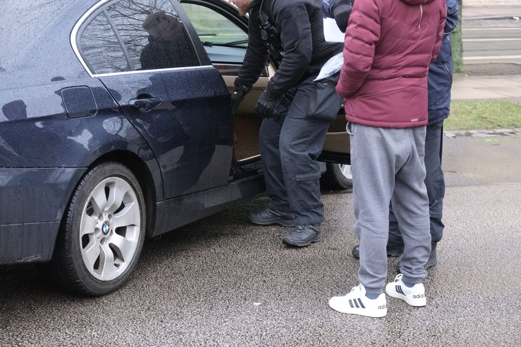 Ein Polizist kontrolliert auf der Eisenbahnstraße ein Auto.