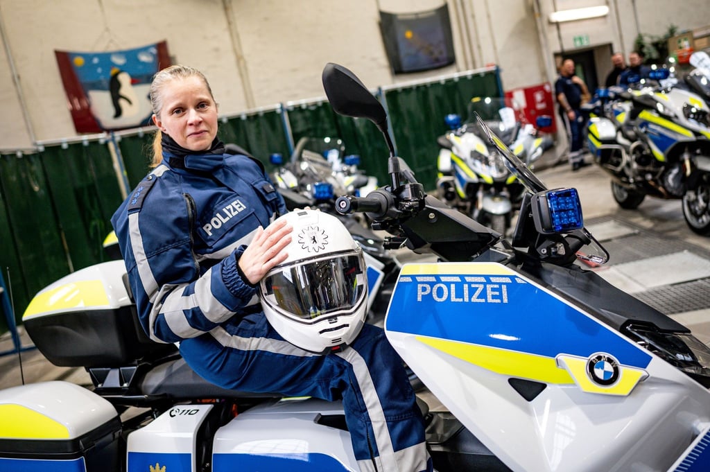Eine Polizistin sitzt auf einem Elektro-Zweirad von BMW des Typs CE 04 in Polizeidirektion 5.