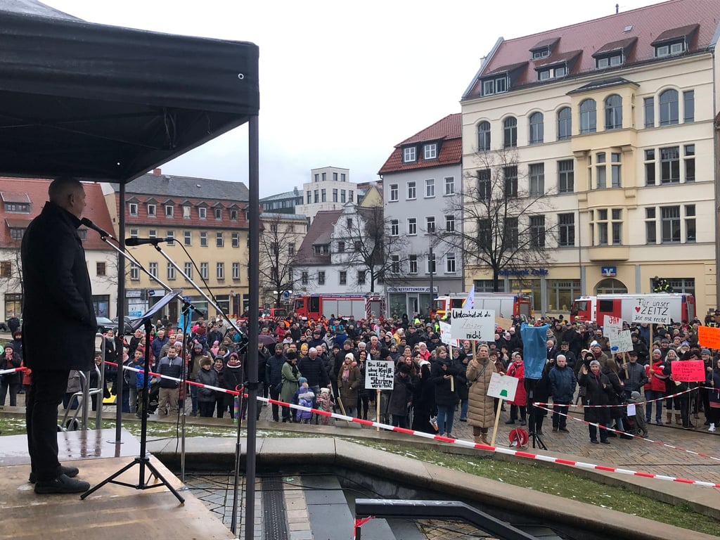 Udo Lange begrüßt die Zeitzer. Protestiert wurde gegen die Schließung des SRH-Klinikums.