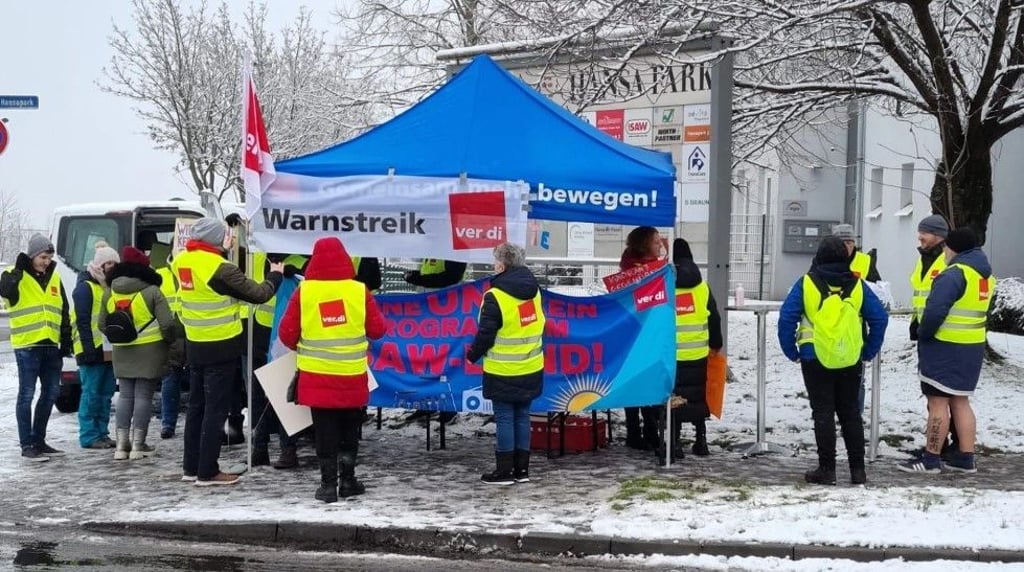 Seit 4 Uhr morgens streiken zwei Drittel der Mitarbeiter des Radiosenders SAW vor dem Gebäude des Senders in Magdeburg.