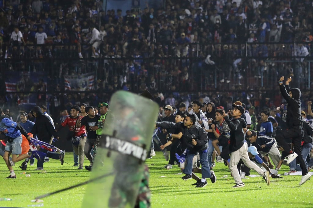 Bei einem Fußballspiel in Indonesien war es zu einer Massenpanik gekommen.