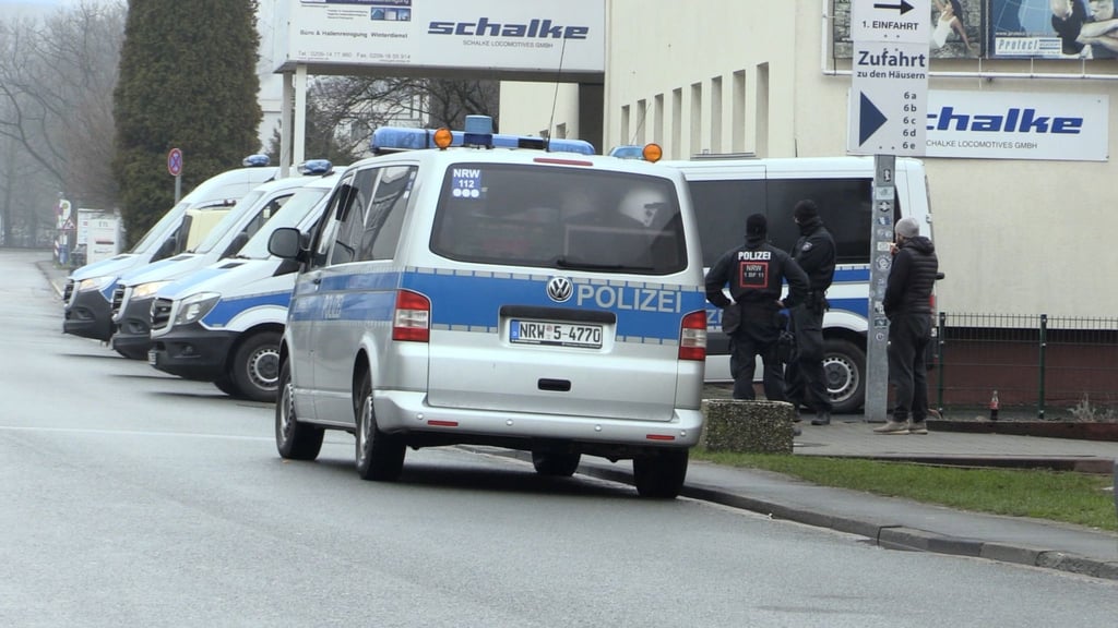 Einsatzkräfte der Polizei durchsuchten auch ein Vereinsheim der Ultras Gelsenkirchen.