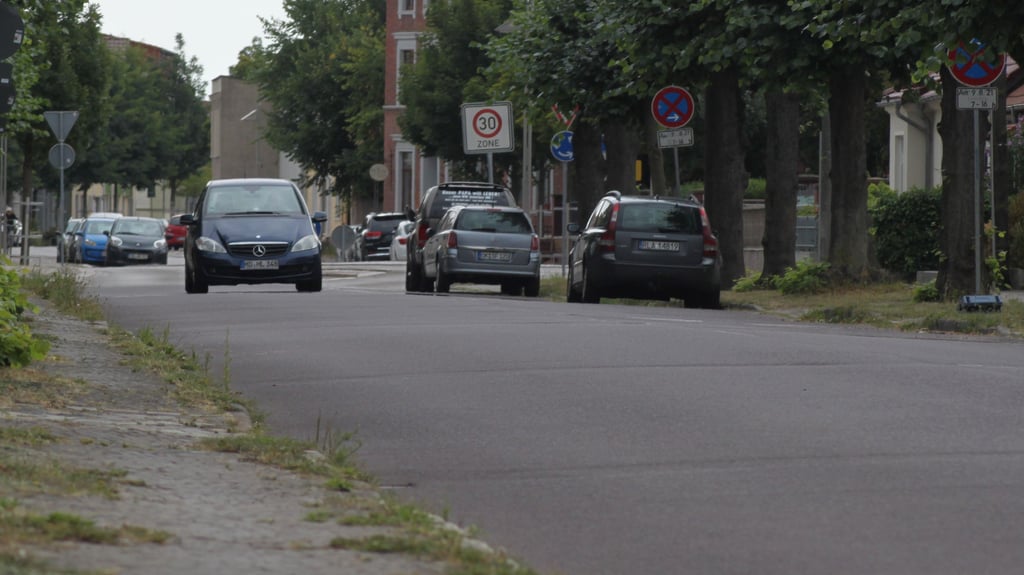 Der Nordabschnitt des Breitewegs zwischen Kreisel Meitzendorfer Straße und Bahnschranke in Barleben fiel dem defizitären Haushalt zum Opfer. Die Abschnitte dieser Straße ganz im Norden und ganz im Süden werden jedoch für insgesamt über drei Millionen Euro im Jahr 2024 auf Vordermann gebracht.