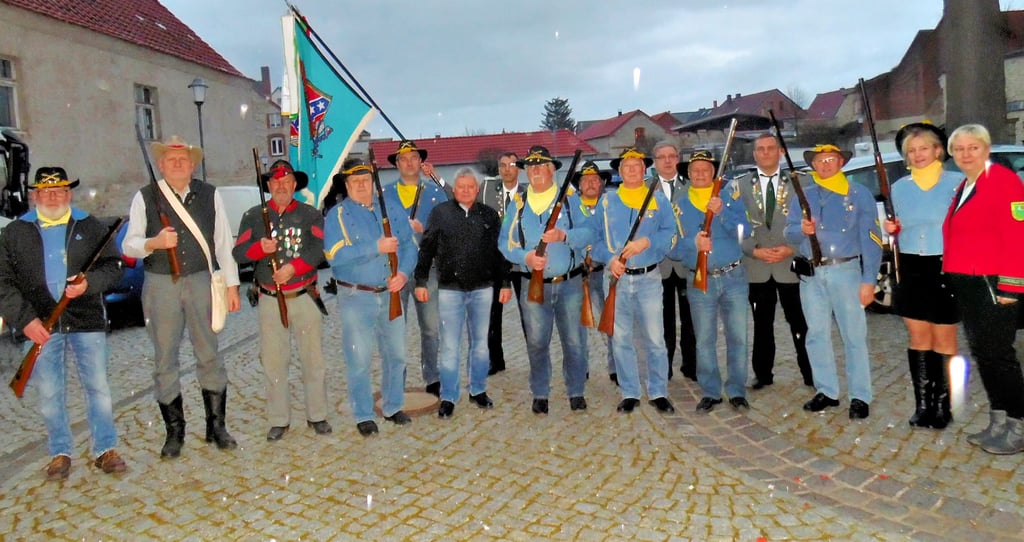 Die Vorderladerschützen aus Gröningen und Halberstadt schossen für Siegfried Bartschte ein dreifaches Ehrensalut.