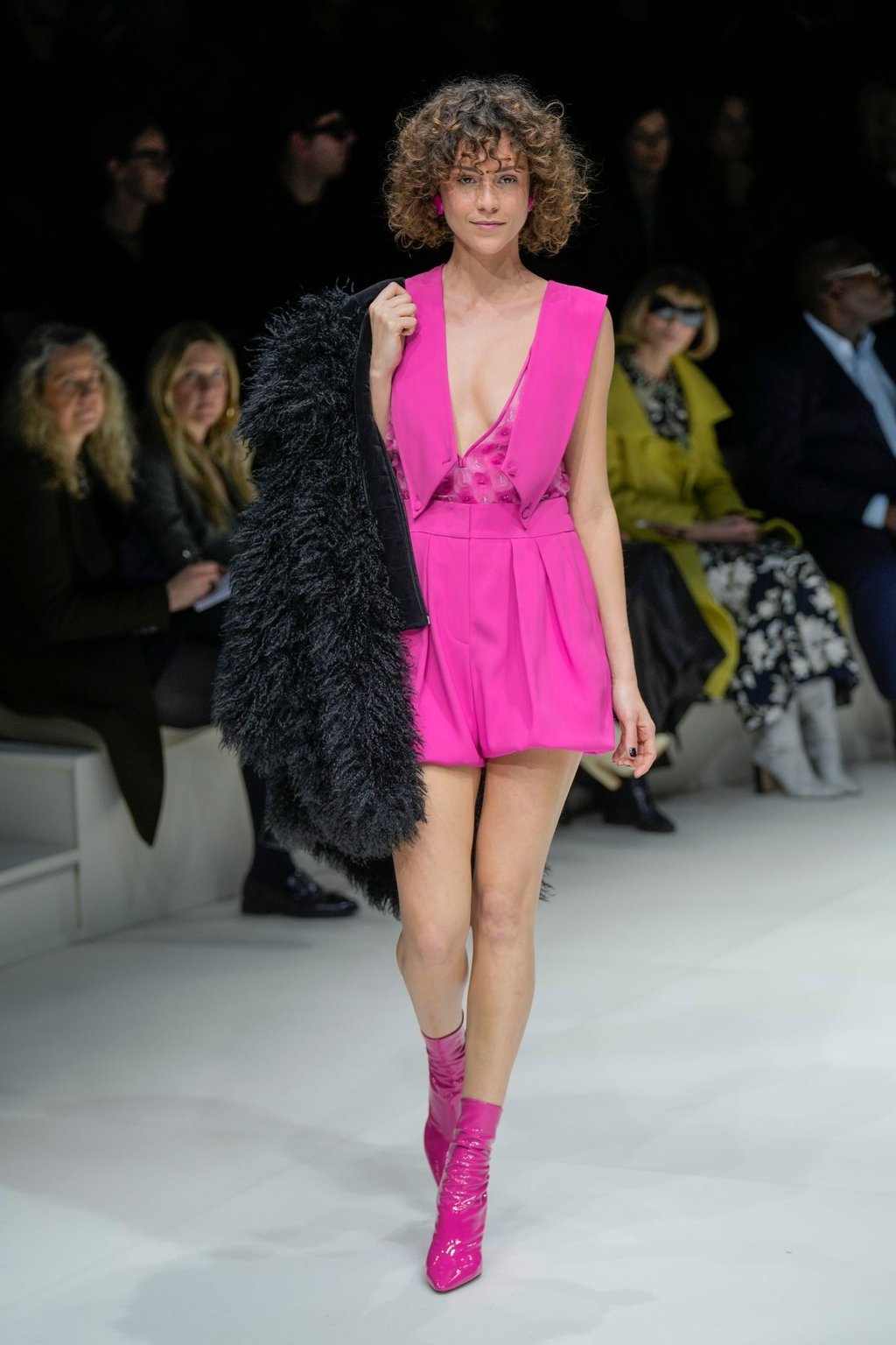 Ein Model trägt eine Kreation aus der Herbst-Winter-Kollektion 2023-24 von Emporio Armani, die während der Mailänder Modewoche präsentiert wird.