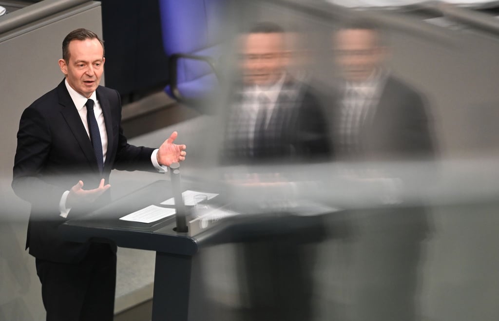 Bundesverkehrsminister Volker Wissing (FDP) betont immer wieder, dass die EU-Kommission einen Vorschlag unterbreiten müsse, wie nach 2035 noch private Neuwagen zugelassen werden können, die sogenannte E-Fuels tanken.