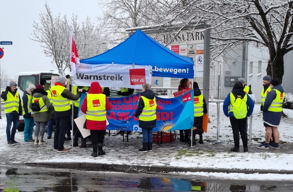 Radio SAW wird bestreikt: Protestversammlung vor der Magdeburger Sendezentrale. Ziel ist ein Tarifvertrag.