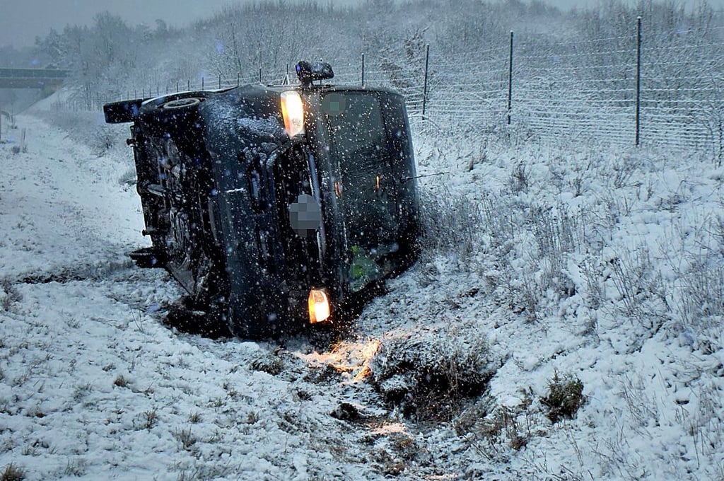 Der umgekippte Mercedes-Transporter auf der A9 bei Köselitz. Das Fahrzeug kam auf schneenasser Autobahn von der Fahrbahn an.