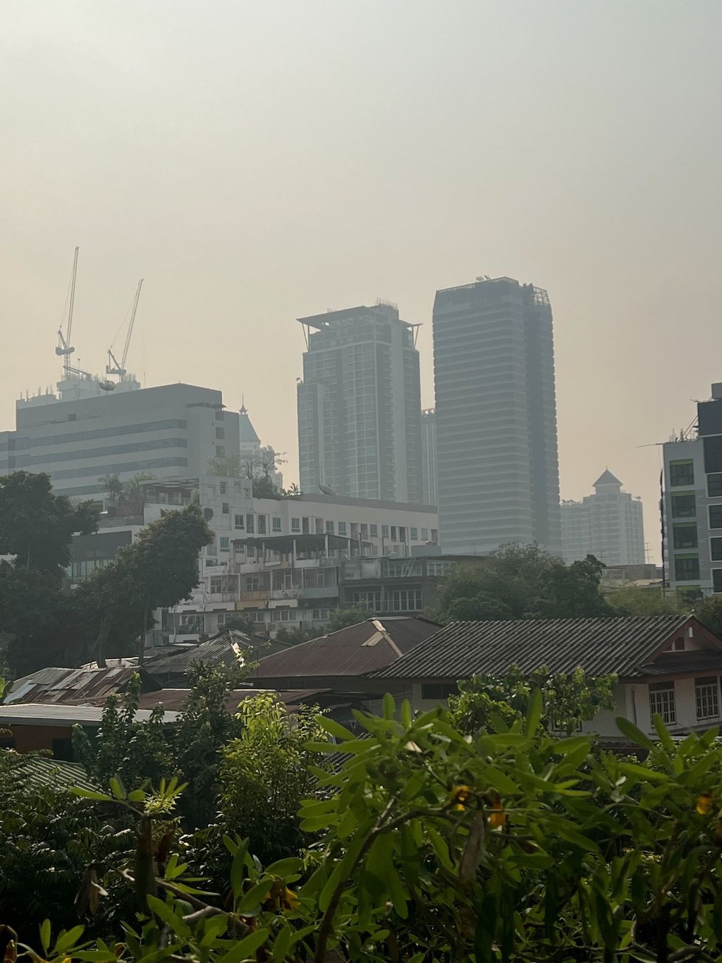 Eigentlich wäre der Himmel blau, aber in Bangkok und andere Teilen Thailands herrschen derzeit hohe Feinstaubwerte.