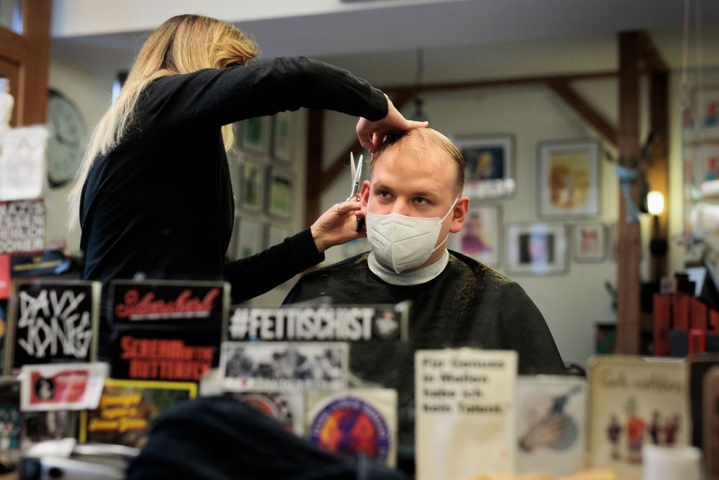 Andrea Siepert-Fichter frisiert ihrem Kunden Benjamin Hartwig in ihrem Salon im Prenzlauer Berg die Haare. Der Salon bietet „Silent Cuts“ an.