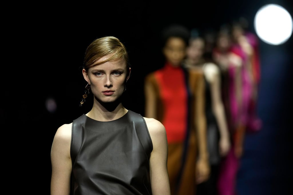 Glänzende Stoffe, ruhige Farben: Die auf der Mailänder Modewoche vorgestellten Kreationen von Fendi waren meist Ton in Ton.