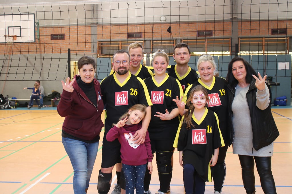 Die „Aller-Laien“ waren mit Spielern, Betreuern und Fans nach Magdeburg gereist, um beim Benefiz-Volleyball-Turnier der „Blauen Nasen“ teilzunehmen.