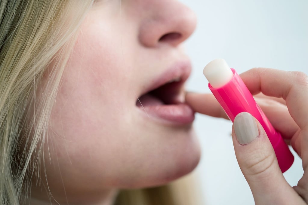 Lippen haben keine eigenen Talgdrüsen. Gerade im Winter tut ihnen daher etwas Extrapflege gut.
