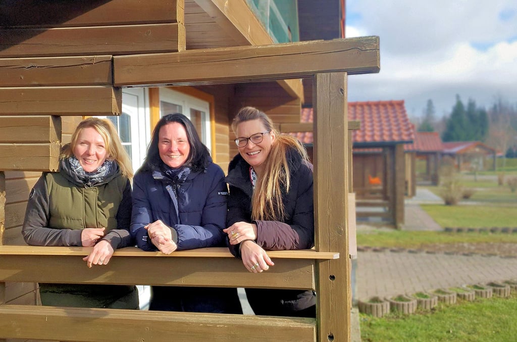 Freundinnen und jetzt Geschäftspartnerinnen: Christine Schlisio-Malek, Katja Andersch und Jana Maksimcev (v.l.) haben den Ferienpark Birnbaumteich übernommen. Die Übernahme war für sie auch eine Herzensangelegenheit.