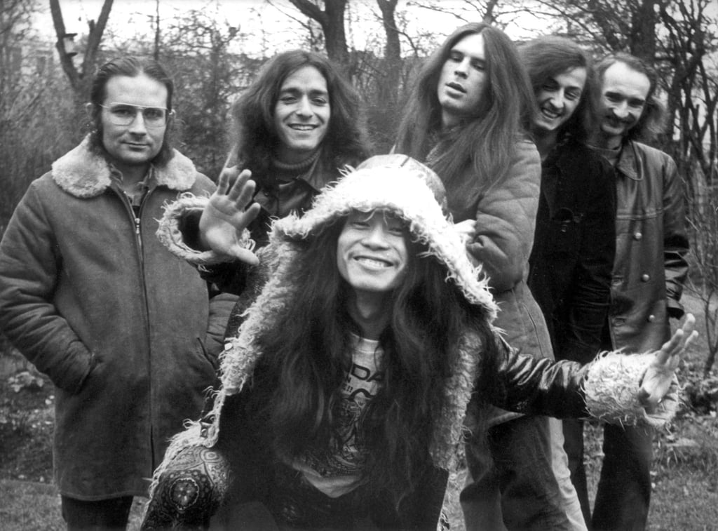Die Band Can mit Irmin Schmidt (l-r), Jaki Liebezeit, Michael Karoli, Ulli Gerlach, Holger Czukay und vorne Damo Suzuki. Aufgenommen am 01.12.1971 in Hamburg.