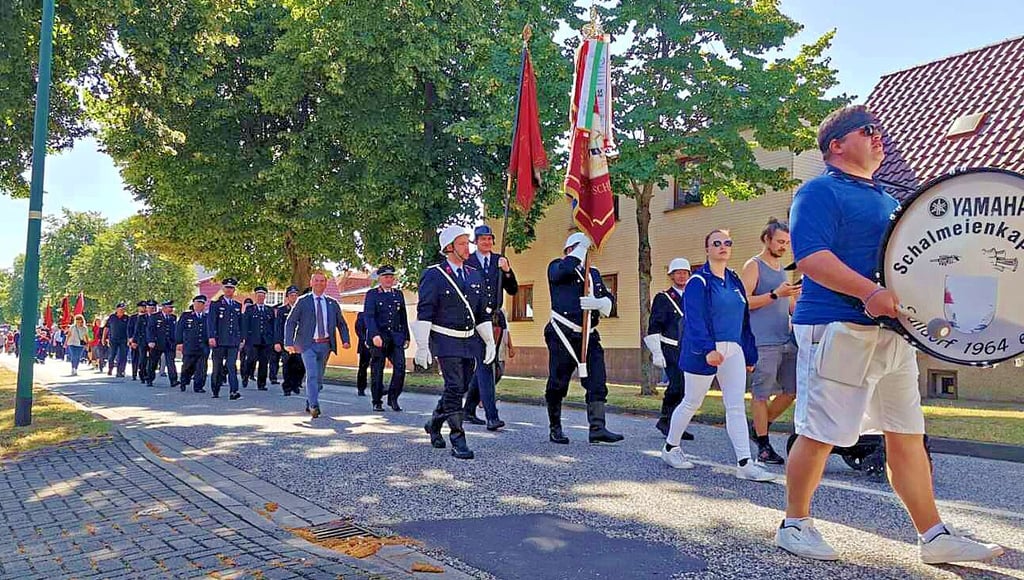Neben Einsätzen und Ausbildung hatte die Feuerwehr Hohendodeleben 2022 auch Grund zum Feiern. So gab es aus Anlass des 140-jährigen Bestehens einen Festumzug.