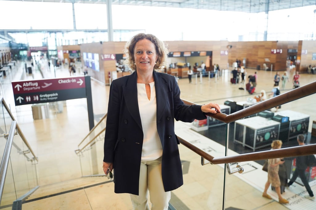 Aletta von Massenbach, CEO Flughafen Berlin Brandenburg, steht im Rahmen eines Pressegesprächs auf einer Treppe im Terminal 1.