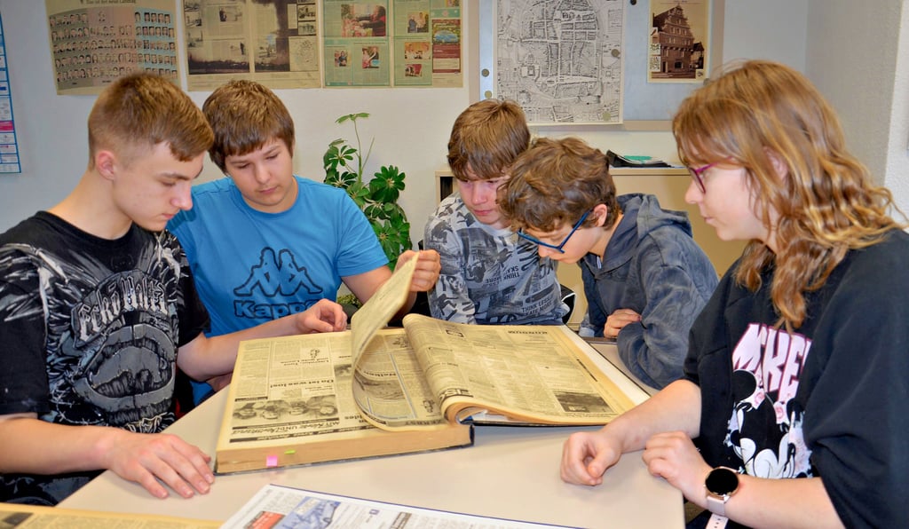 Die Achtklässler der Zerbster Schule "Am Heidetor" begaben sich blätternd auf eine Volksstimme-Zeitreise.