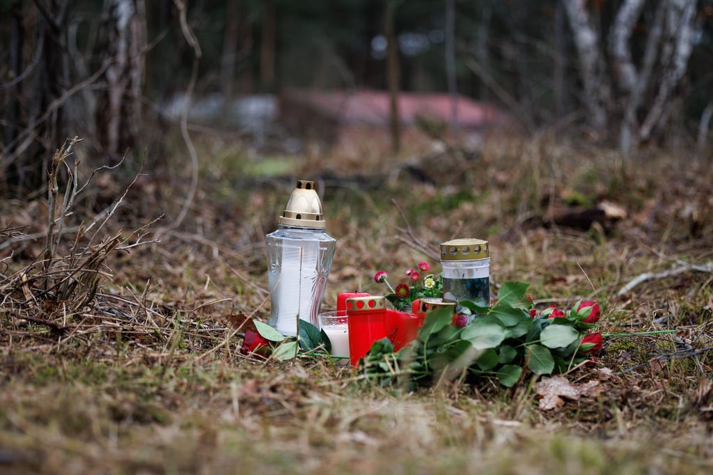 Blick auf Trauerkerzen und Blumen, wo eine 19-Jährige Frau gewaltsam getötet worden ist.