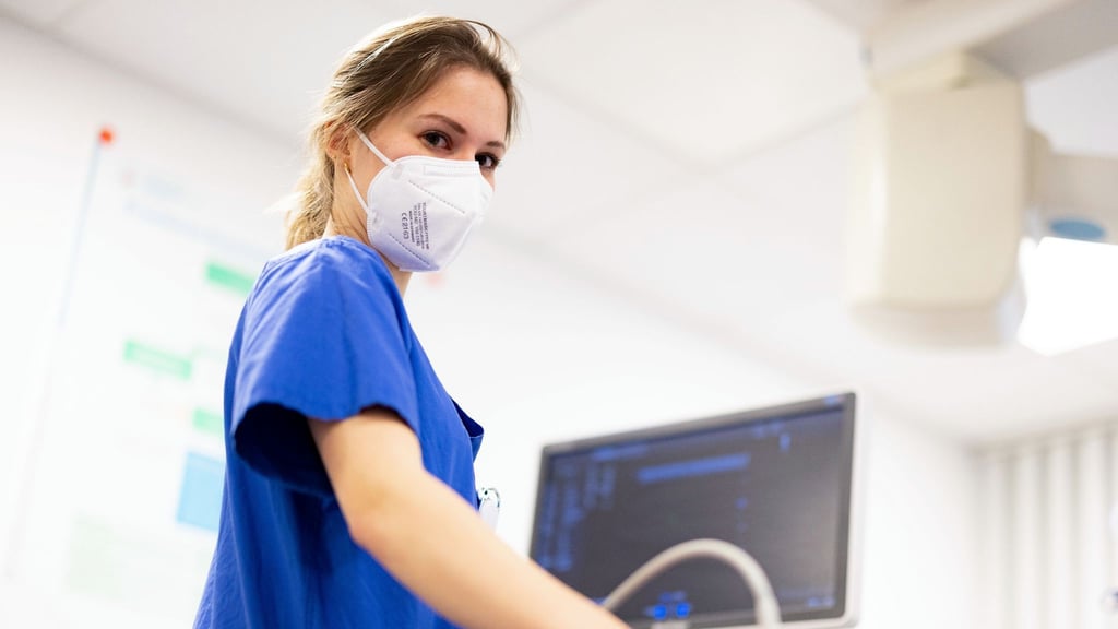 Stella Lingen ist angehende Ärztin und arbeitet mit Tourette-Syndrom in der Krankenhaus-Notaufnahme einer Klinik.