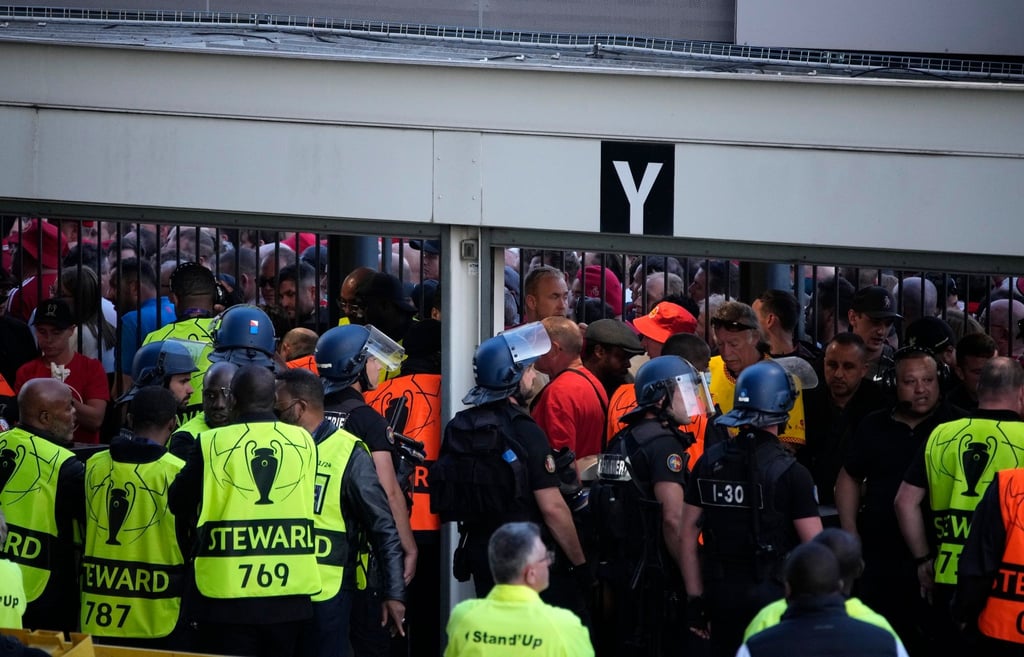 Polizisten bewachen das Stade de France beim Champions League-Finale 2022.