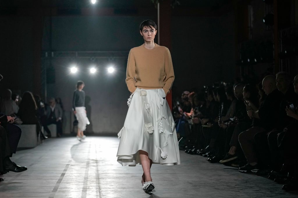 Prada kombiniert ein Brautkleid mit einem schlichten Pulli. Zu sehen war die Kreation aus der Herbst-Winter-Kollektion 2023-24 nun auf der Mailänder Modewoche.