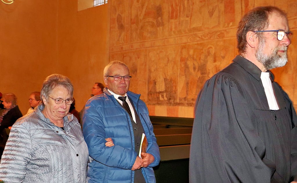 Pfarrer Peter Gümbel aus führte das Goldene Ehepaar Hartmut und Gudrun Naue aus der Kirche Hohenseeden.