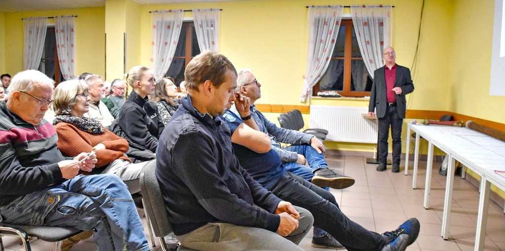 Pfarrer Hans-Jakob Schröter sprach im Braunsdorfer Dorfgemeinschaftshaus über die 250-jährige Geschichte der Feuerwehr.