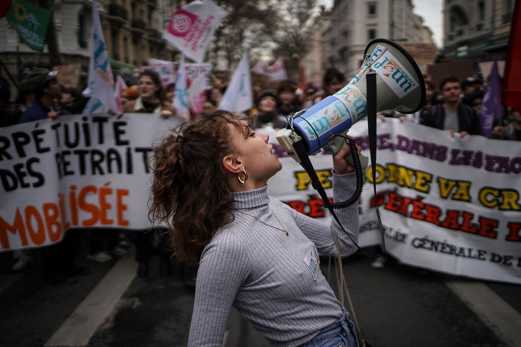 Junge Menschen in Frankreich protestieren gegen die Rentenreform der Regierung - mit Folgen.