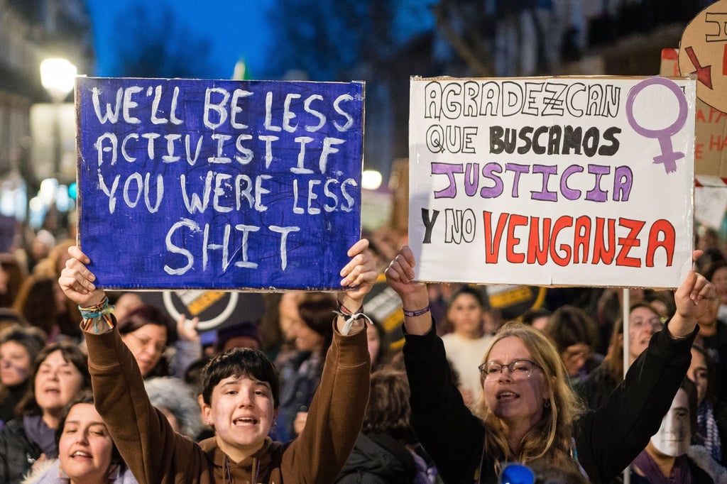 Nicht nur wie hier in Madrid, auch in anderen Städten wie Barcelona, Bilbao, Valencia, Saragossa und Sevilla sind zum Weltfrauentag Zehntausende auf die Straßen gegangen.