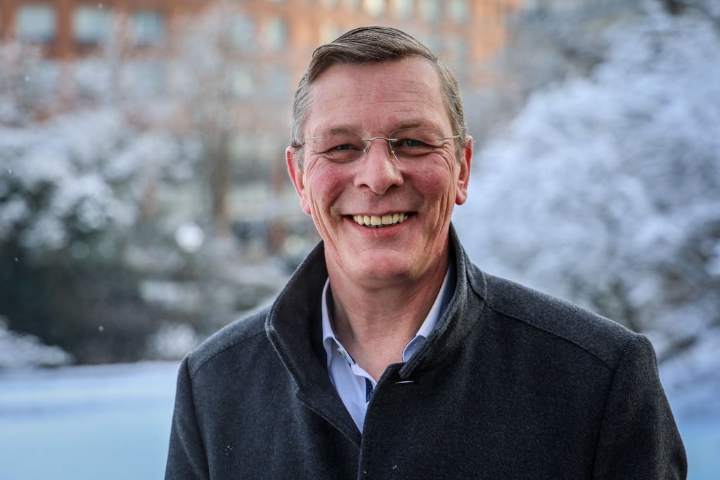 Frank Imhoff, Spitzenkandidat der Bremer CDU für die Bürgerschaftswahl, lächelt in die Kamera.