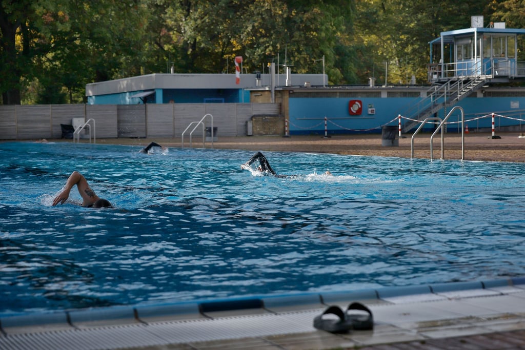 Badegäste schwimmen Bahnen in einem Schwimmbecken im Prinzenbad.