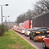 Bei Unfällen oder langen Staus auf der Autobahn 2 ist dieses Bild von der Jerichower Straße in Magdeburg Alltag. Lange Autoschlangen quälen sich über die Umleitung durch die Landeshauptstadt.
