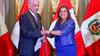 Der peruanische Literaturnobelpreisträger Mario Vargas Llosa erhält den „Orden der Sonne von Peru“ durch Dina Boluarte (r), Übergangspräsidentin von Peru.