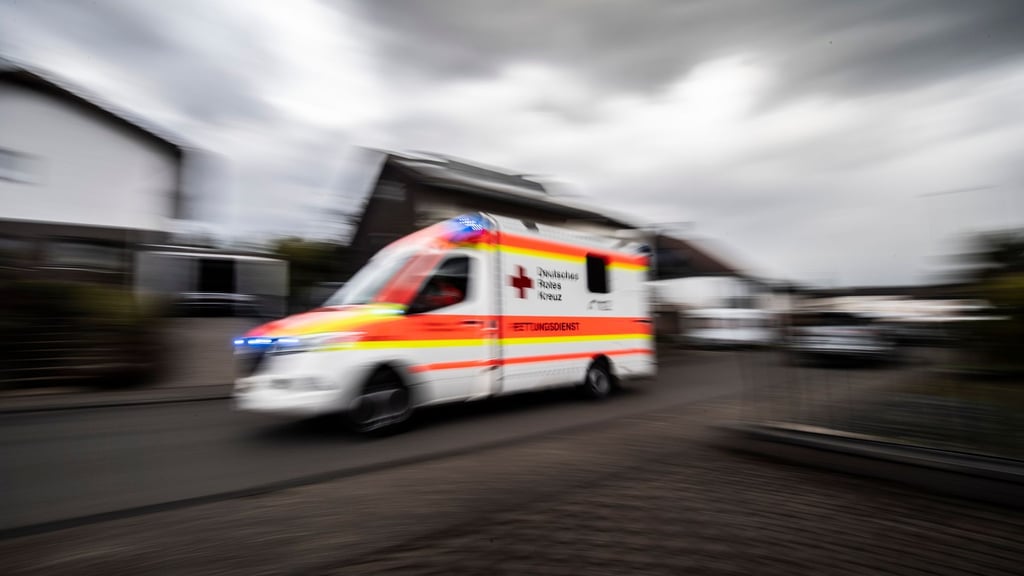 Ein Rettungswagen fährt über die Straße.